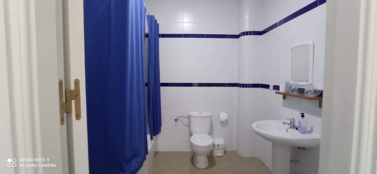Hostal 2 Estrellas -Restaurante Las Tres Encinas En El Centro Del Pueblo Cabeza la Vaca Екстер'єр фото