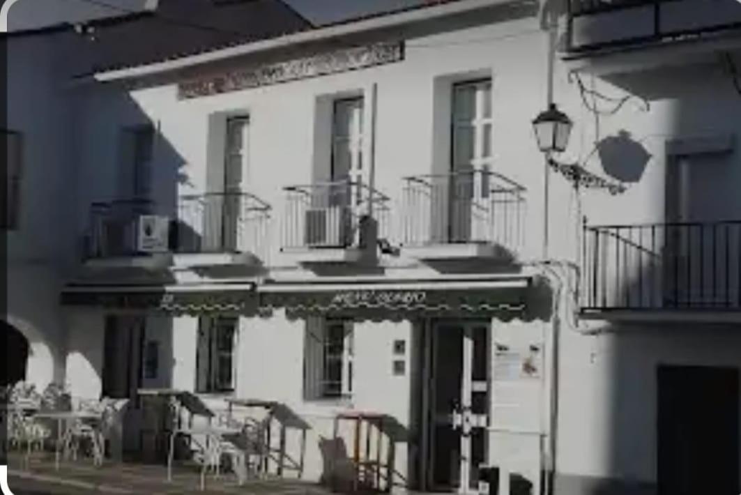 Hostal 2 Estrellas -Restaurante Las Tres Encinas En El Centro Del Pueblo Cabeza la Vaca Екстер'єр фото