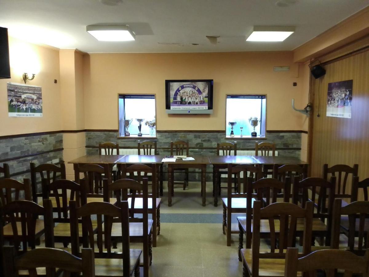 Hostal 2 Estrellas -Restaurante Las Tres Encinas En El Centro Del Pueblo Cabeza la Vaca Екстер'єр фото