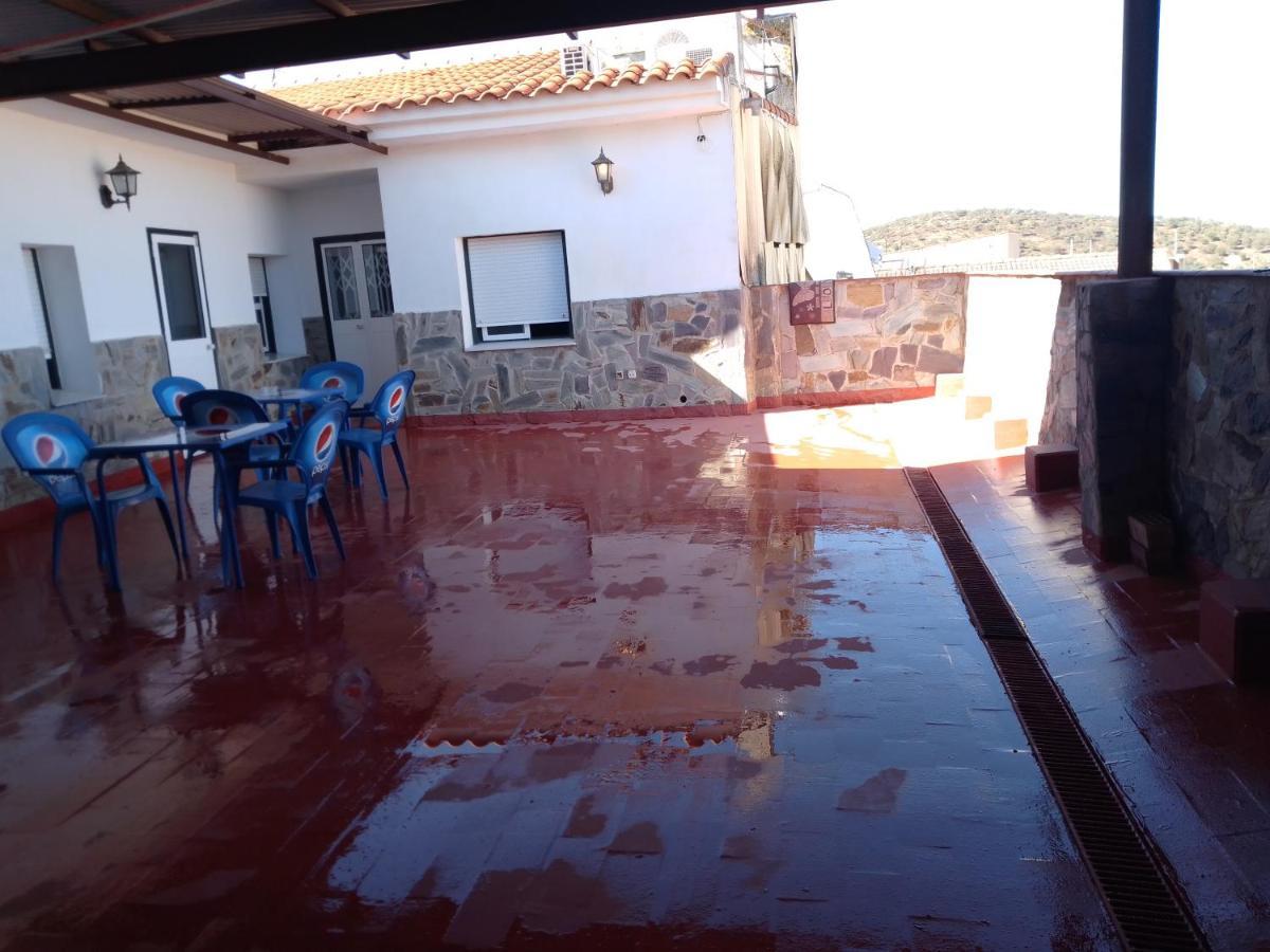 Hostal 2 Estrellas -Restaurante Las Tres Encinas En El Centro Del Pueblo Cabeza la Vaca Екстер'єр фото