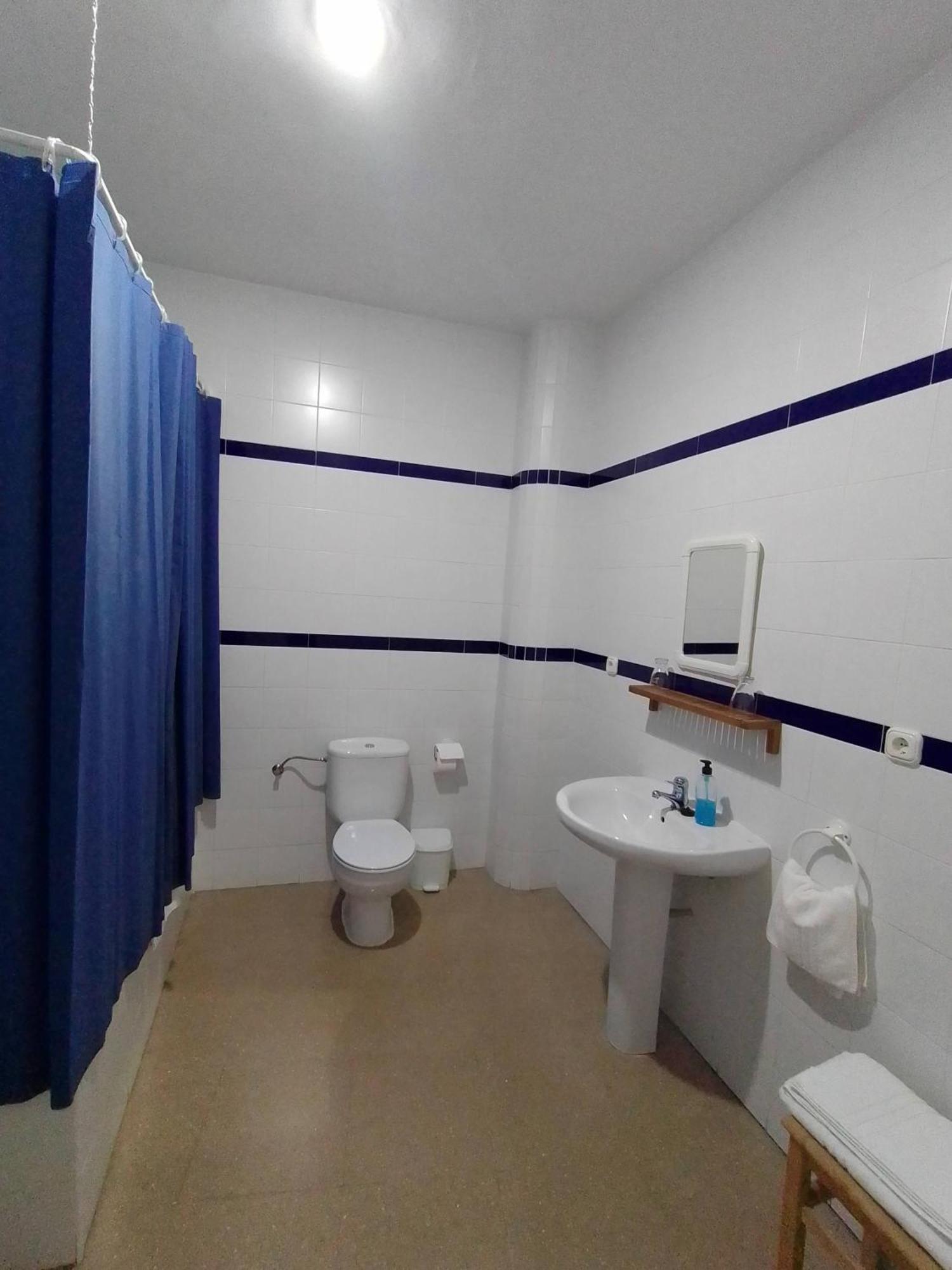 Hostal 2 Estrellas -Restaurante Las Tres Encinas En El Centro Del Pueblo Cabeza la Vaca Екстер'єр фото